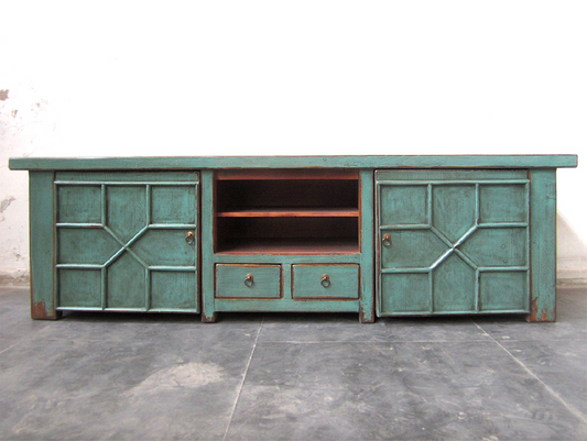 China Lowboard im Shabby Chick Stil aus Vollholz mit kontrastierendem Farbkonzept.