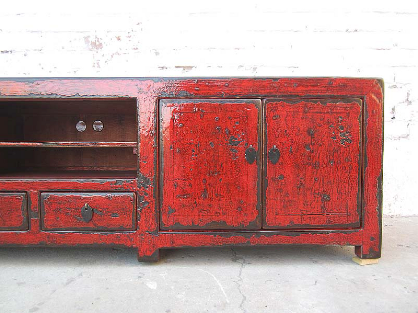 TV-Lowboard im Shabby Chic Stil aus Vollholz handgefertigt.
