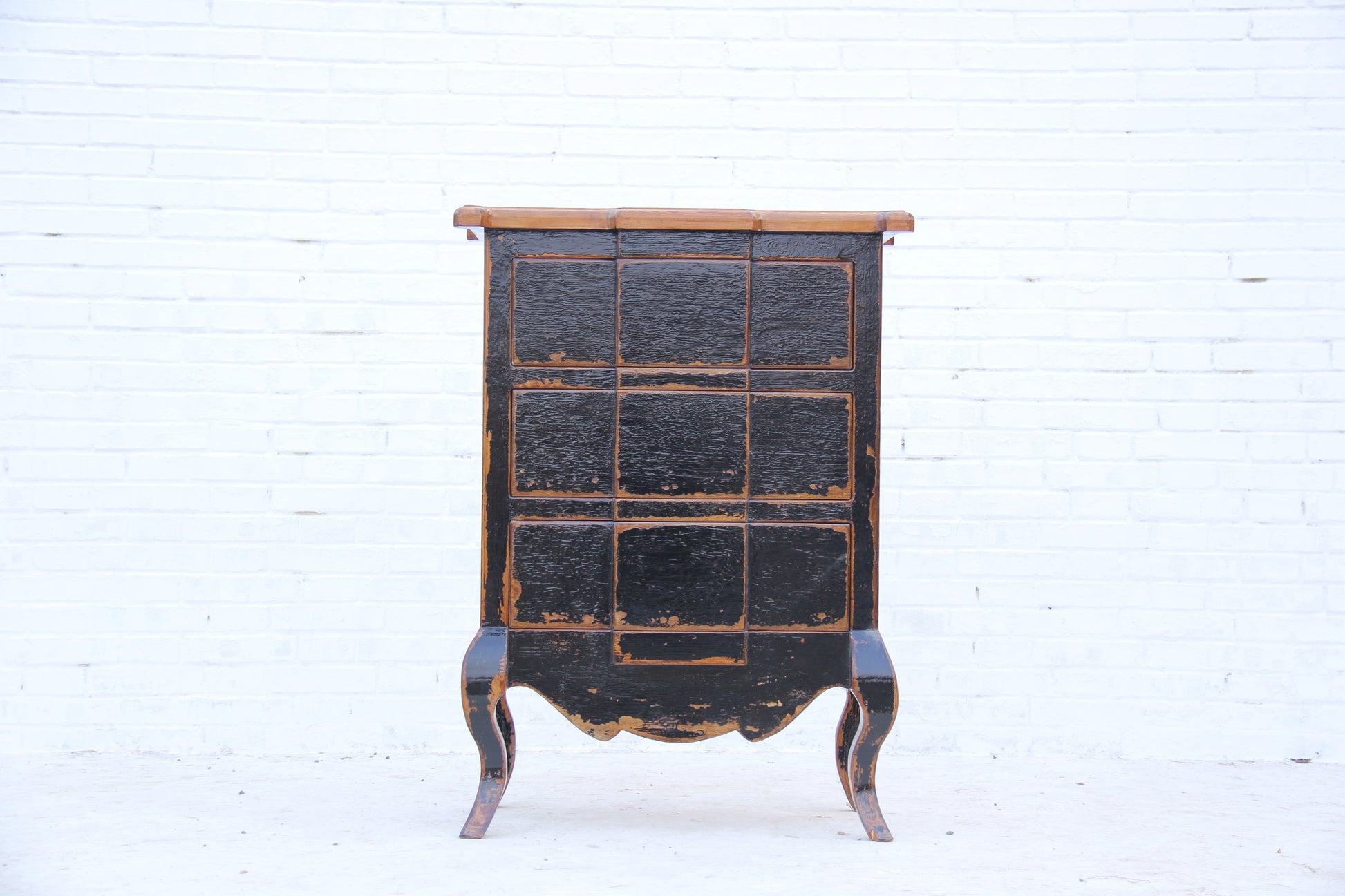 Einzigartiger Hochschrank mit ausdrucksstarken Füßen aus Naturholz mit schwarzer Patina.