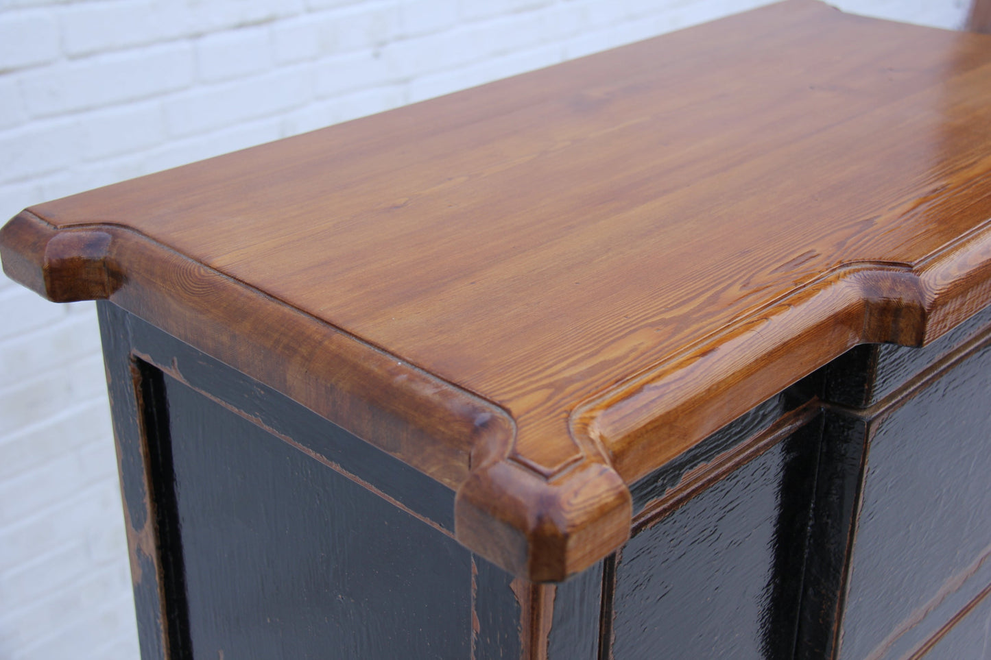 Einzigartiger Hochschrank aus Naturholz mit schwarzer Patina.