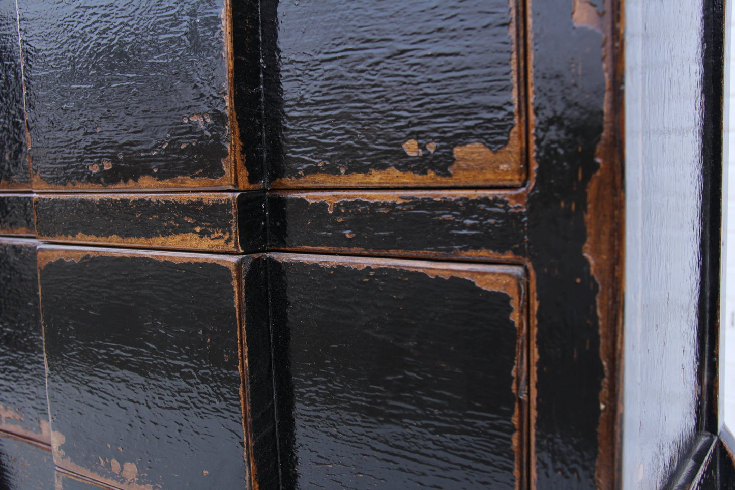 Einzigartiger Hochschrank aus Naturholz mit schwarzer Patina.