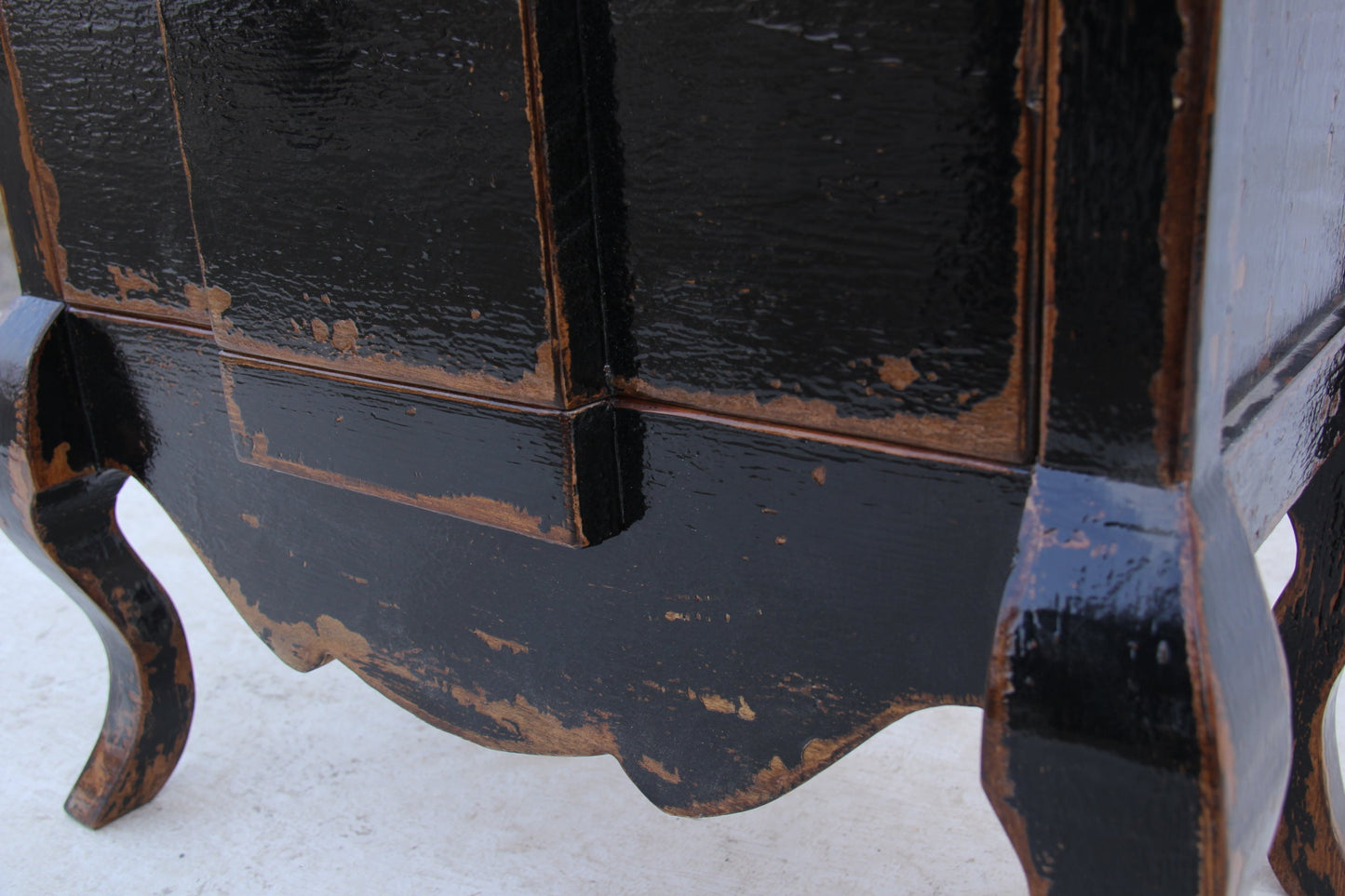Einzigartiger Hochschrank aus Naturholz mit schwarzer Patina.