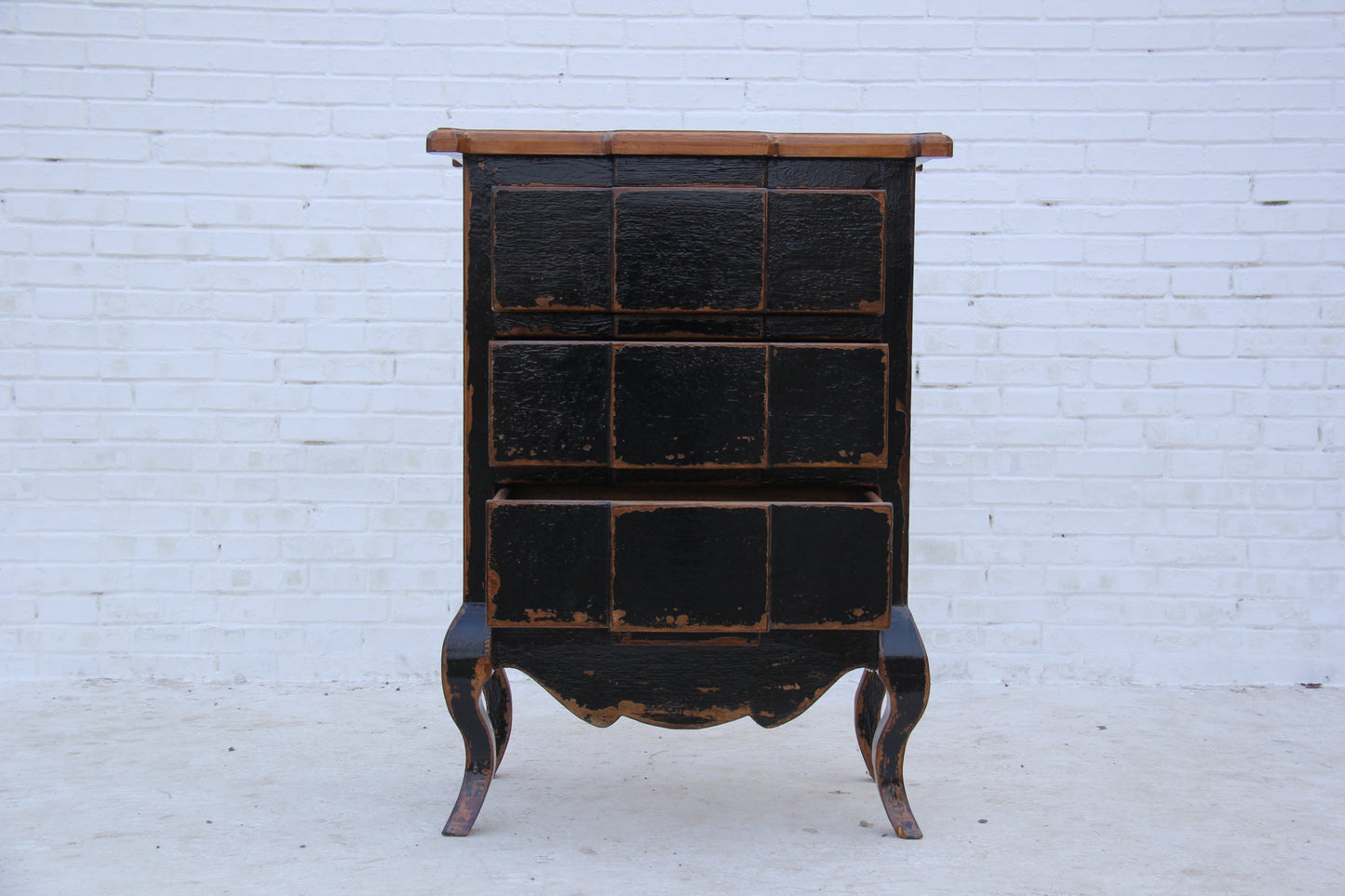 Einzigartiger Hochschrank aus Naturholz mit schwarzer Patina.