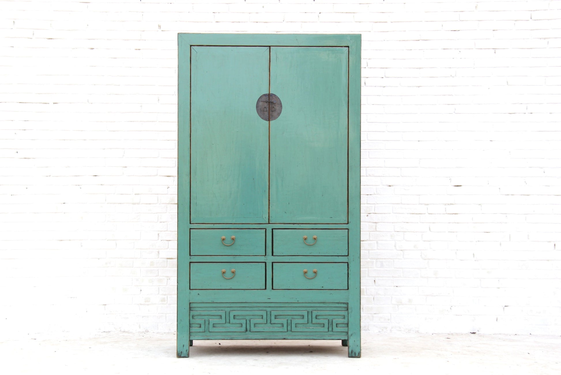 Modischer chinesischer Kleiderschrank in aufwendiger Handarbeit aus massivem Holz gefertigt in kornblumenblauer Patina.
