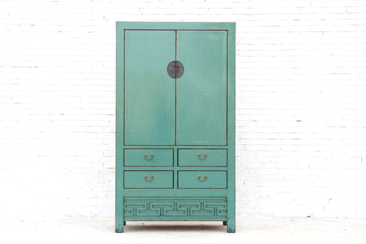 Modischer chinesischer Kleiderschrank in aufwendiger Handarbeit aus massivem Holz gefertigt in kornblumenblauer Patina.