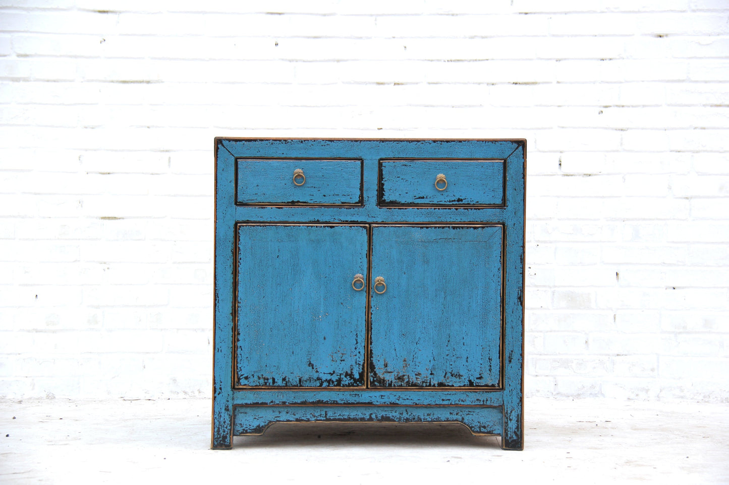 asia Kommode im Shabby Chic Stil aus Massivholz in Handarbeit hergestellt mit metalischen Knäufen.