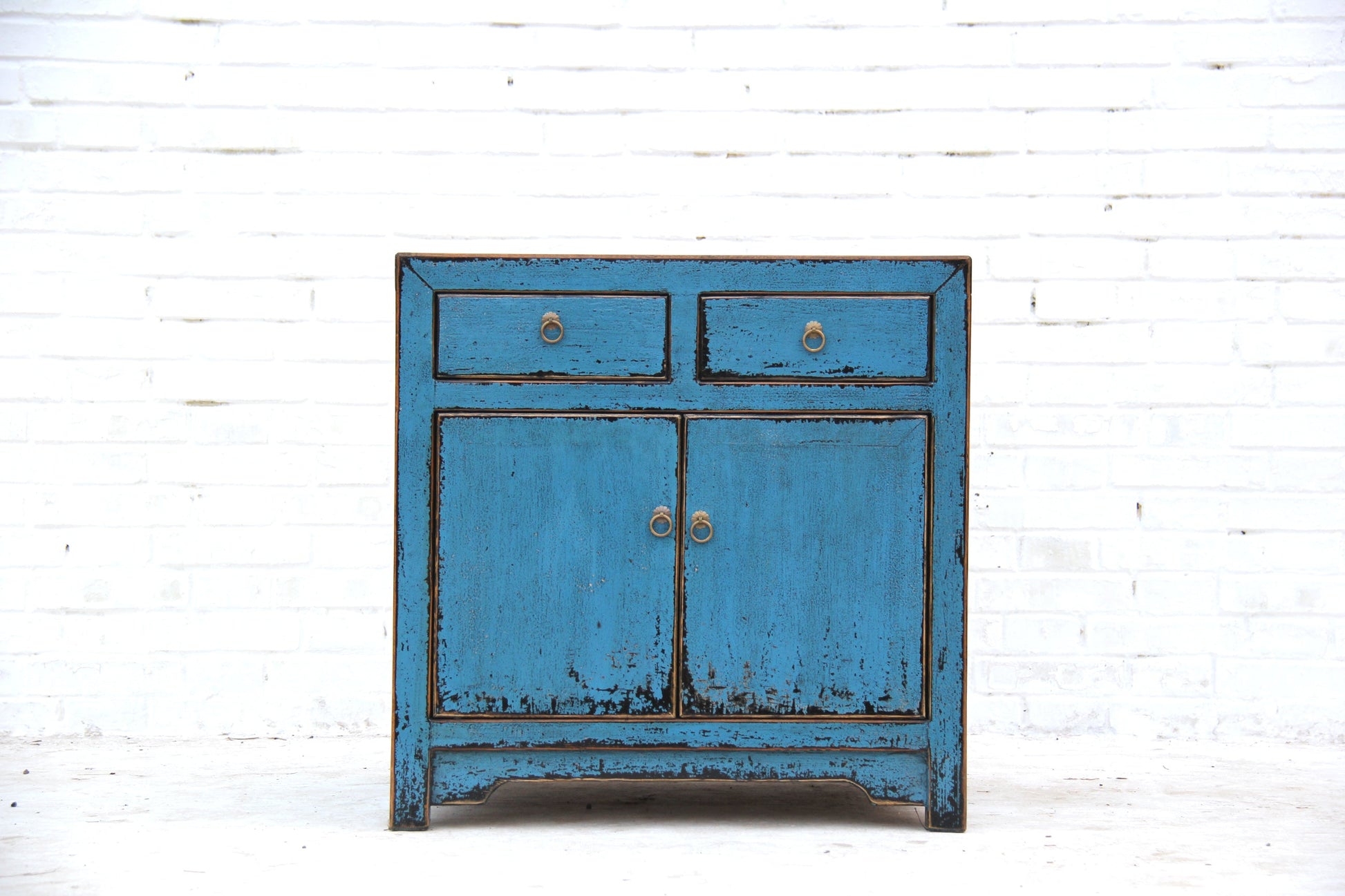 asia Kommode im Shabby Chic Stil aus Massivholz in Handarbeit hergestellt mit metalischen Knäufen.