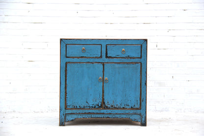 asia Kommode im Shabby Chic Stil aus Massivholz in Handarbeit hergestellt mit metalischen Knäufen.