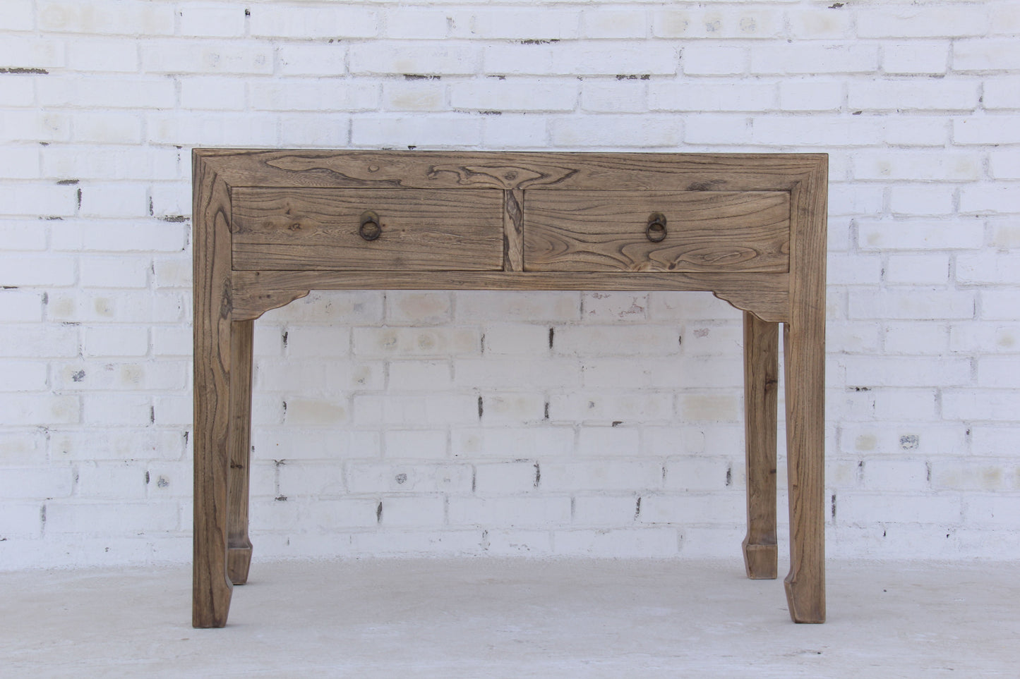 Eleganter Sekretär mit deinen Details und natürlicher Maserung des Vollholzes in aufwendiger Handarbeit hergestellt.