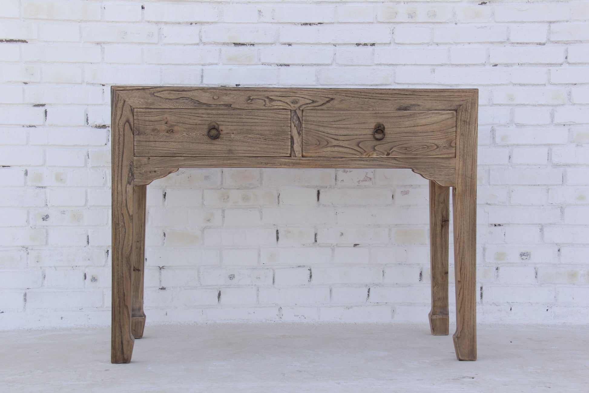 Eleganter Sekretär mit deinen Details und natürlicher Maserung des Vollholzes in aufwendiger Handarbeit hergestellt.