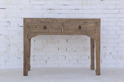 Eleganter Sekretär mit deinen Details und natürlicher Maserung des Vollholzes in aufwendiger Handarbeit hergestellt.