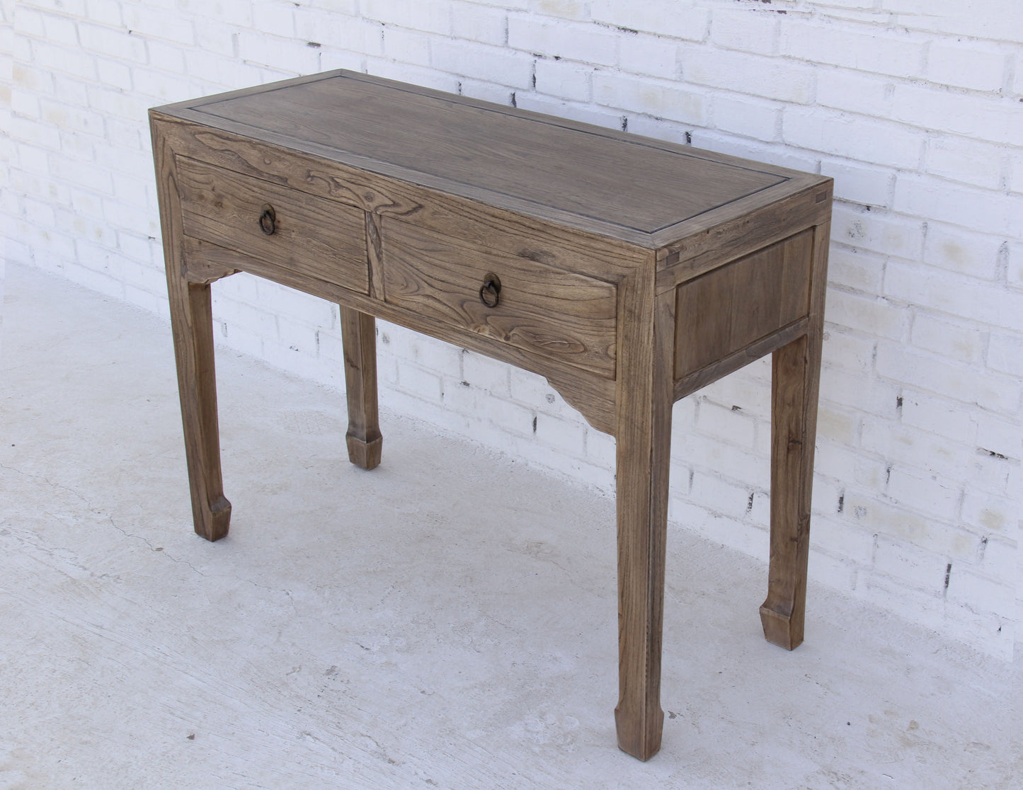 Eleganter Sekretär mit deinen Details und natürlicher Maserung des Vollholzes in aufwendiger Handarbeit hergestellt.