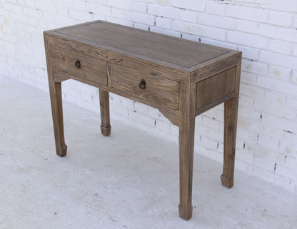 Eleganter Sekretär mit deinen Details und natürlicher Maserung des Vollholzes in aufwendiger Handarbeit hergestellt.