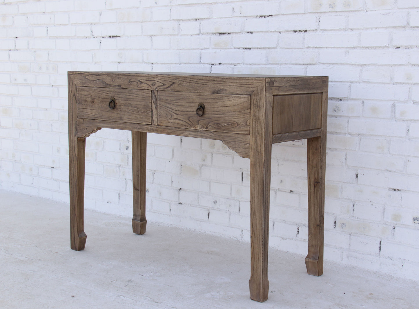 Eleganter Sekretär mit deinen Details und natürlicher Maserung des Vollholzes in aufwendiger Handarbeit hergestellt.