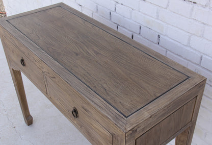 Eleganter Sekretär mit deinen Details und natürlicher Maserung des Vollholzes in aufwendiger Handarbeit hergestellt.