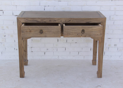 Eleganter Sekretär mit deinen Details und natürlicher Maserung des Vollholzes in aufwendiger Handarbeit hergestellt.