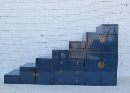 XXL Treppenschrank in sattem Blau mit traditionellen Beschlägen aus massivem Vollholz in aufwendiger Handarbeit angefertigt. 