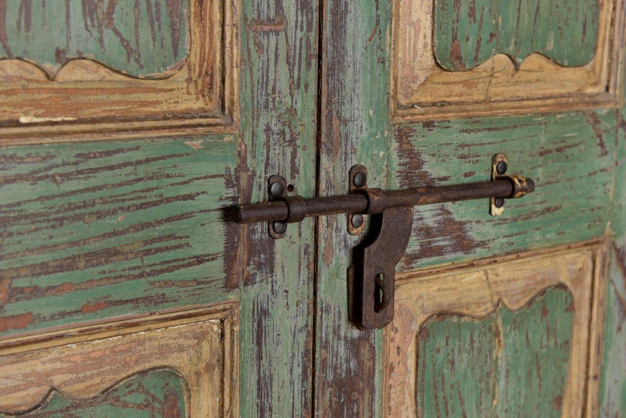 Mehrfarbige Holztür mit Rahmen 