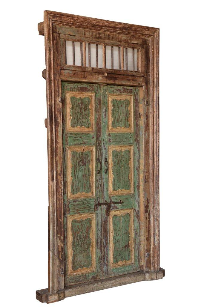 Mehrfarbige Holztür mit Rahmen 