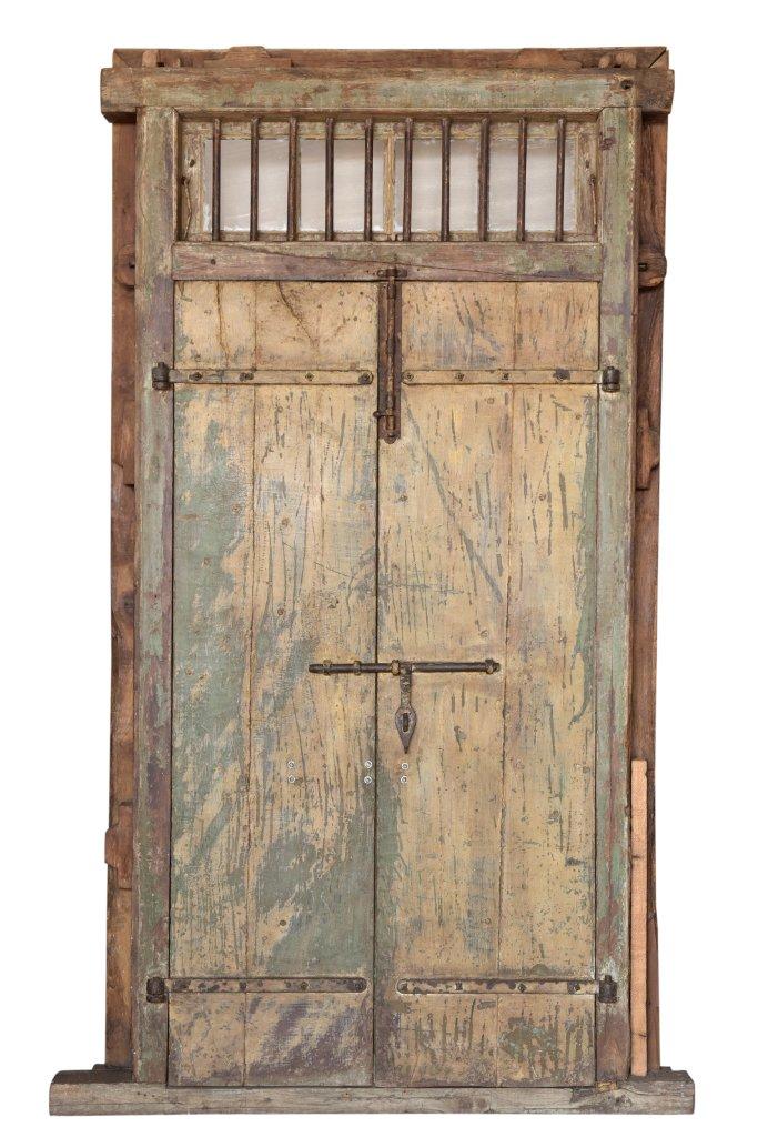 Mehrfarbige Holztür mit Rahmen 