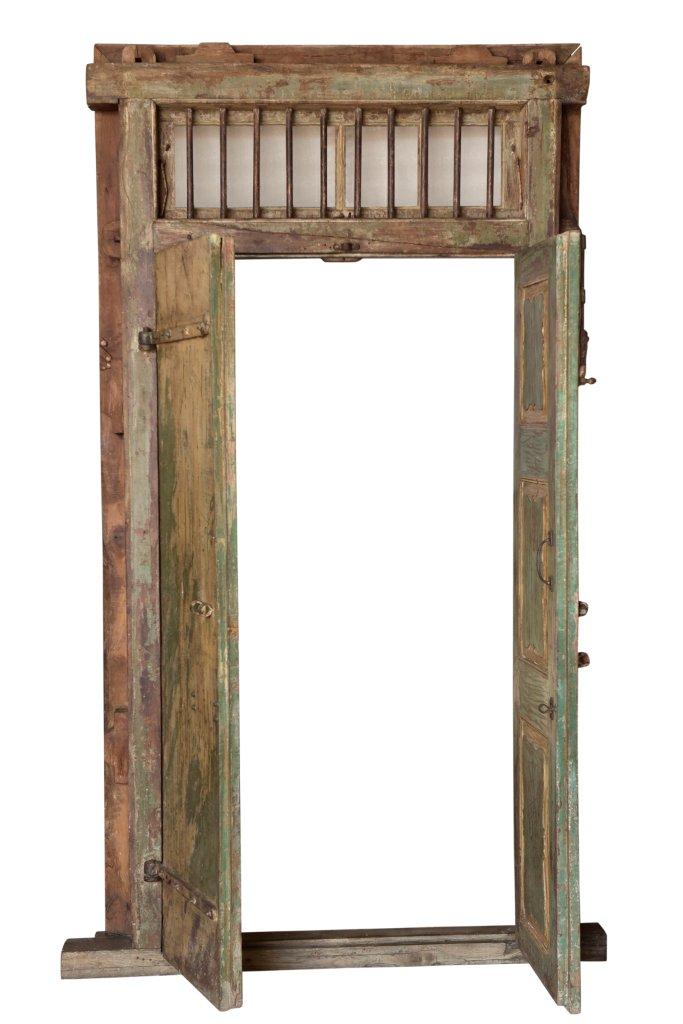 Mehrfarbige Holztür mit Rahmen 