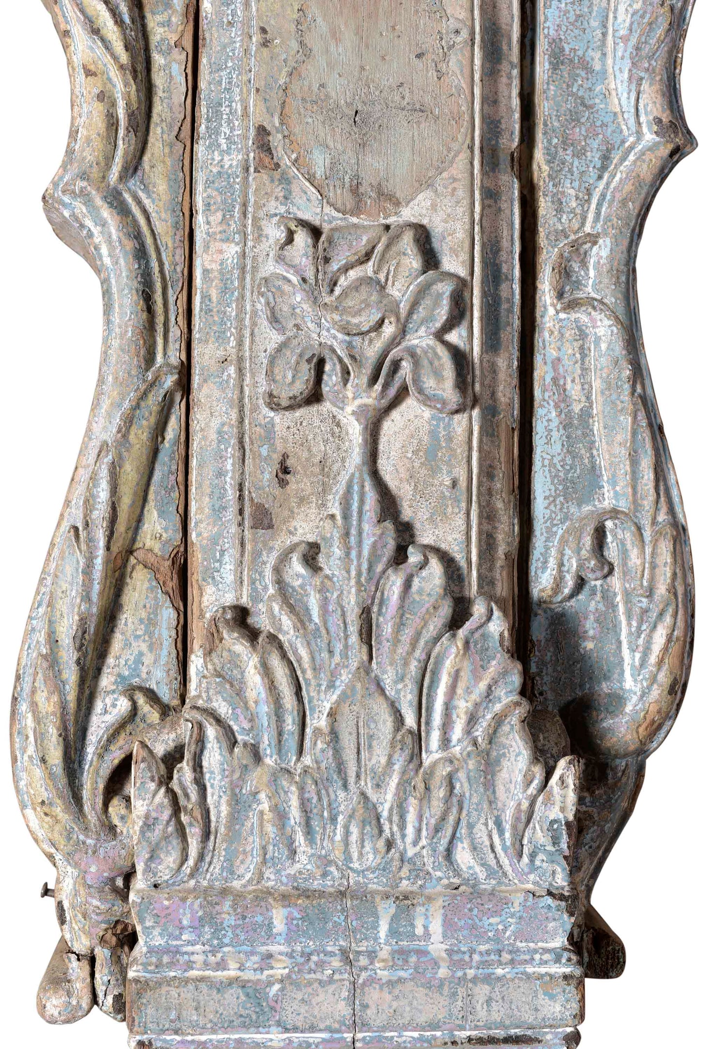 Holzeschnitzter, aufwendig verarbeiteterTorbogen auf 4 Säulen