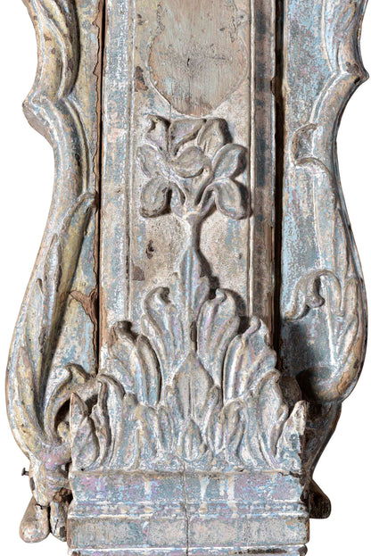 Holzeschnitzter, aufwendig verarbeiteterTorbogen auf 4 Säulen