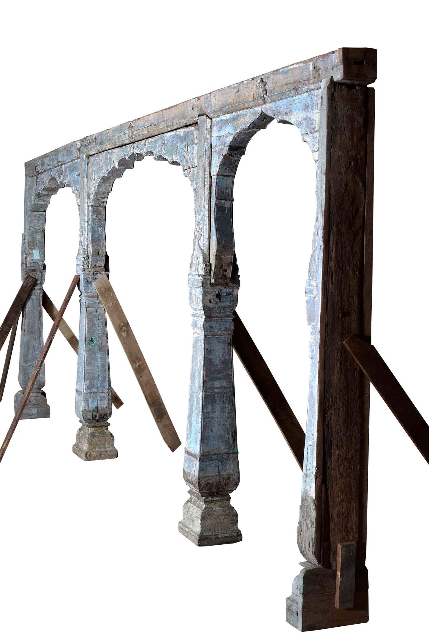 Holzeschnitzter, aufwendig verarbeiteterTorbogen auf 4 Säulen