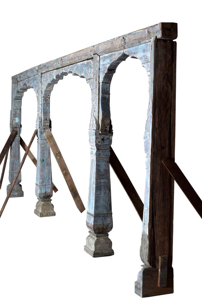 Holzeschnitzter, aufwendig verarbeiteterTorbogen auf 4 Säulen