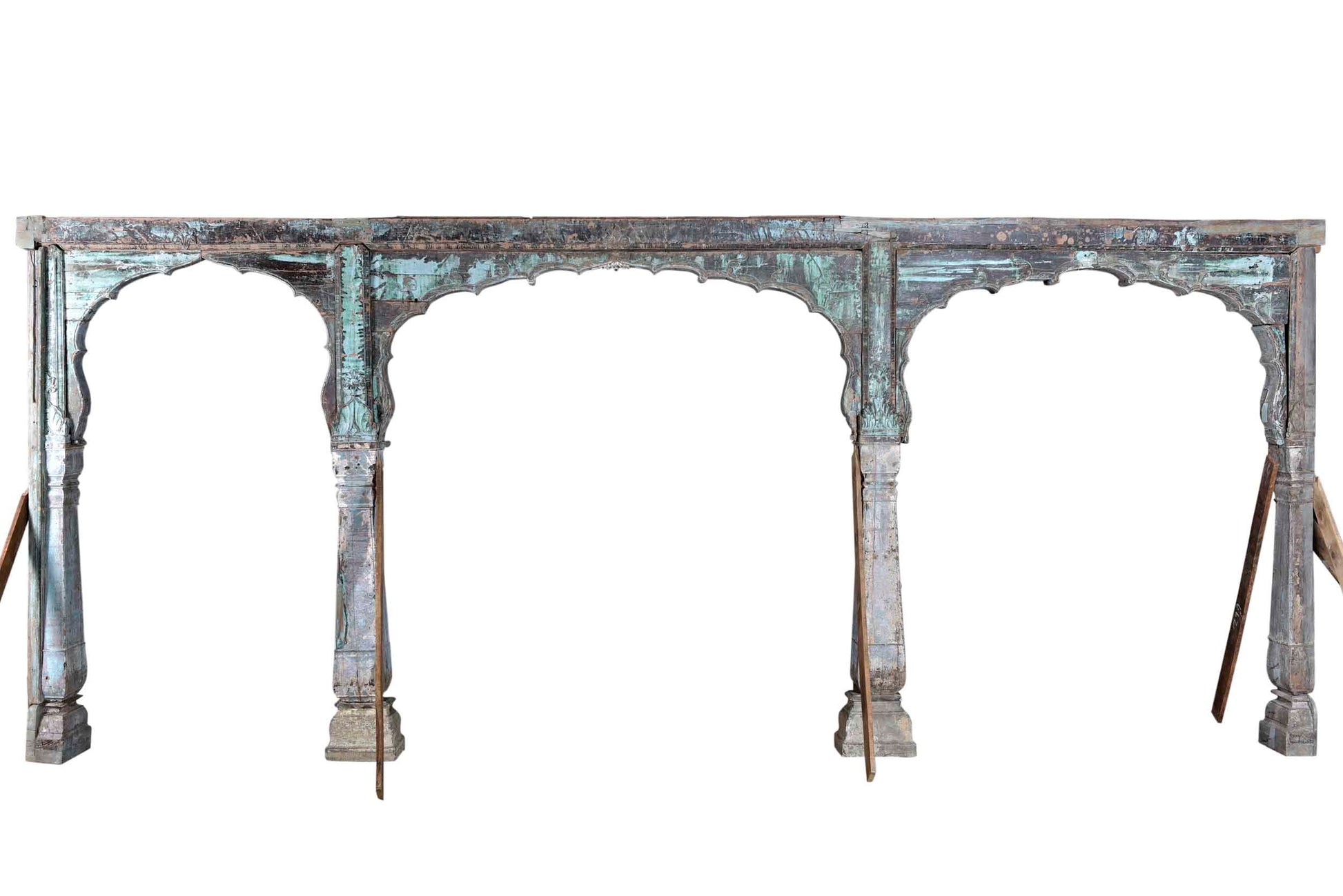 Holzeschnitzter, aufwendig verarbeiteterTorbogen auf 4 Säulen