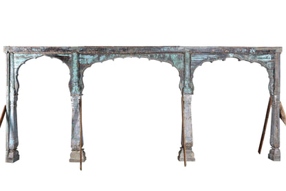 Holzeschnitzter, aufwendig verarbeiteterTorbogen auf 4 Säulen