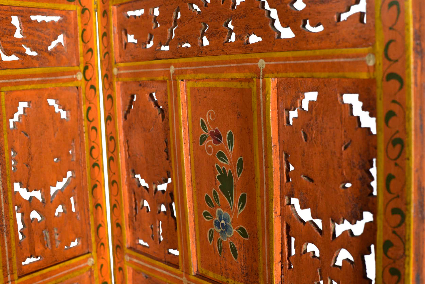 Hölzender Paravent trifft filigrane Kunst