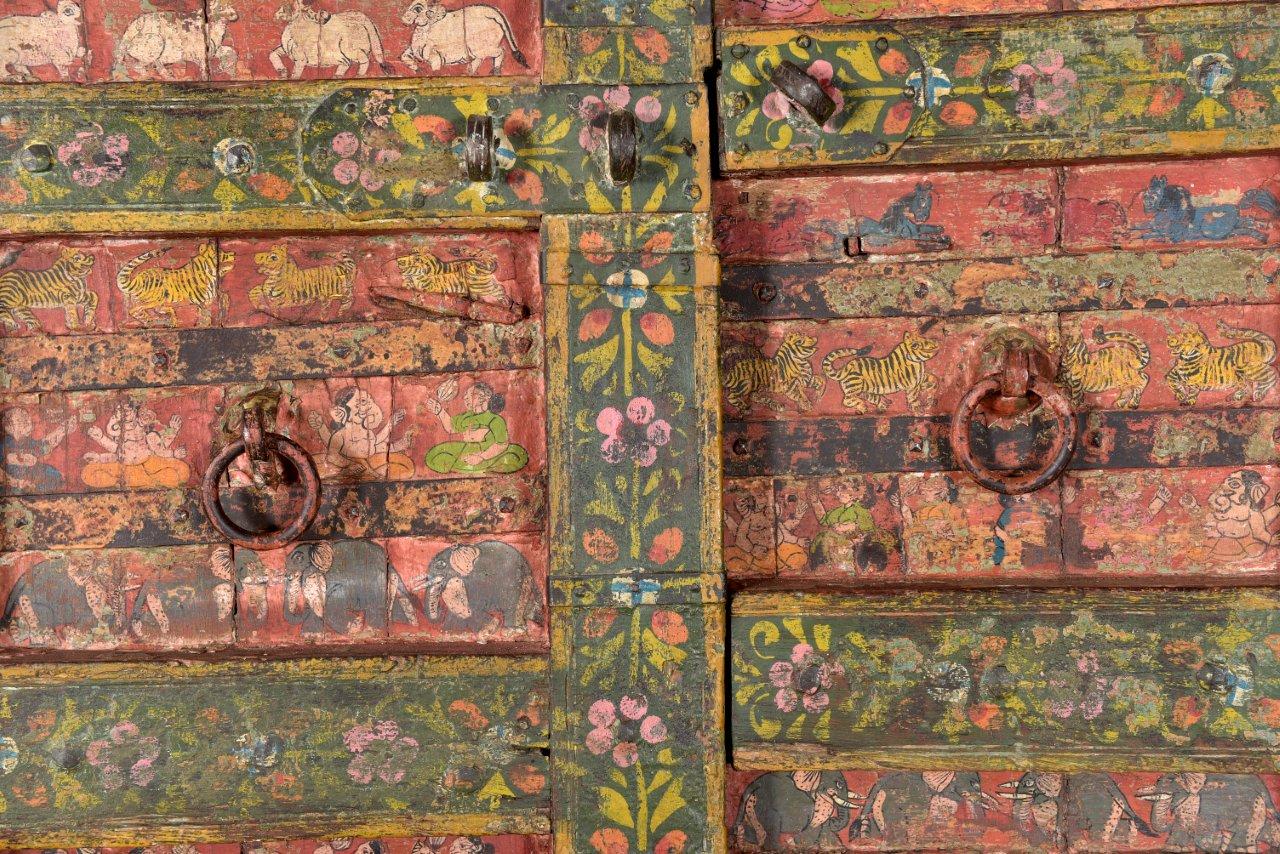 Aufwendig bemalte Holztür aus Rajasthan 