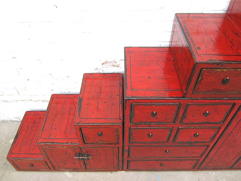 Asien Treppen Kommode Stufenschrank unter Schrägen klassisch rotbraun Holz heavy used optic