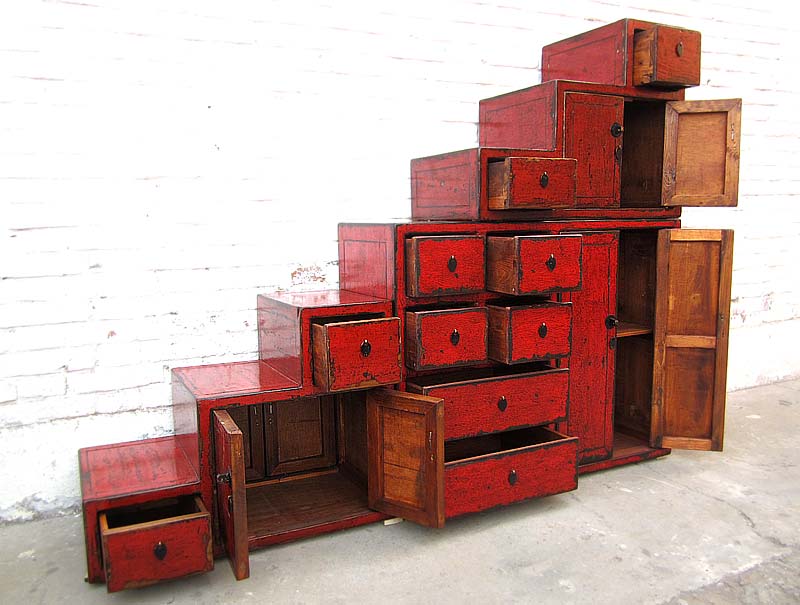 Asien Treppen Kommode Stufenschrank unter Schrägen klassisch rotbraun Holz heavy used optic