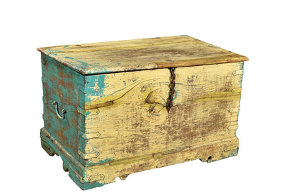 India typische rustikale Truhe hell lackiert Abnutzungsspuren Rajasthan 80 Jahre alt