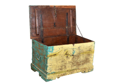 India typische rustikale Truhe hell lackiert Abnutzungsspuren Rajasthan 80 Jahre alt
