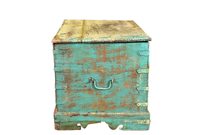 India typische rustikale Truhe hell lackiert Abnutzungsspuren Rajasthan 80 Jahre alt