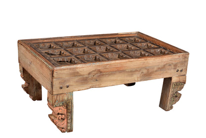 Indien kleiner Kaffeehaustisch aus antiker Holzdecke Schnitzarbeit naturbraun Rajasthan
