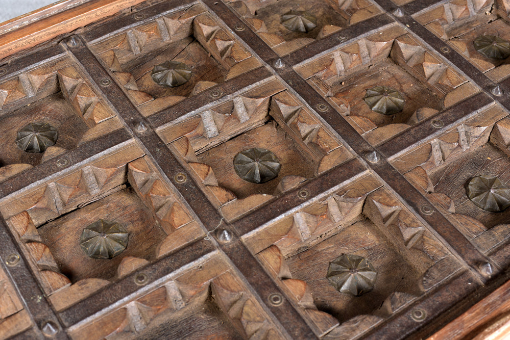Indien kleiner Kaffeehaustisch aus antiker Holzdecke Schnitzarbeit naturbraun Rajasthan