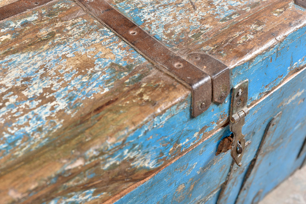 India alte Reise Truhe Box Kassette lichtblaue Bemalung heavy used optic Gujarat