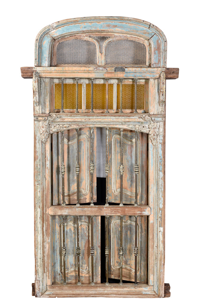 India 1920 mächtige Eingangstür Tor mit Rundbogen aus Holz und Metallbeschlägen Gujarat