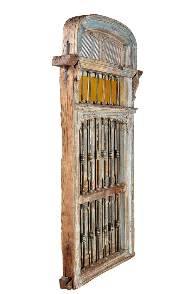 India 1920 mächtige Eingangstür Tor mit Rundbogen aus Holz und Metallbeschlägen Gujarat