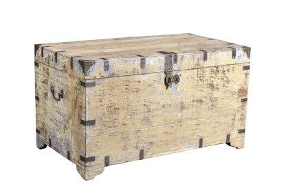 Große Truhe cremebeige shabby chic Altholz India.Luxury Park