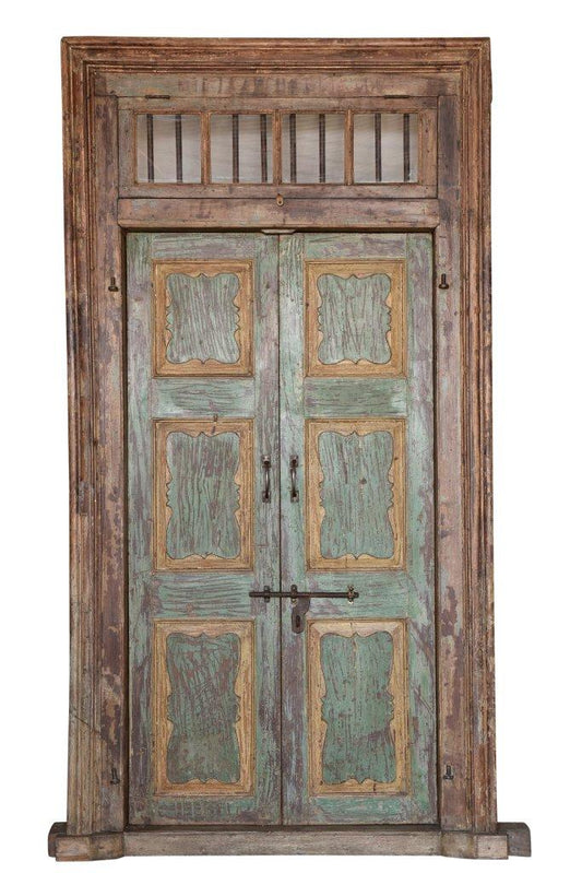 Mehrfarbige Holztür mit Rahmen 