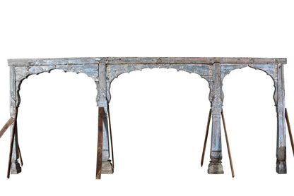 Holzeschnitzter, aufwendig verarbeiteterTorbogen auf 4 Säulen