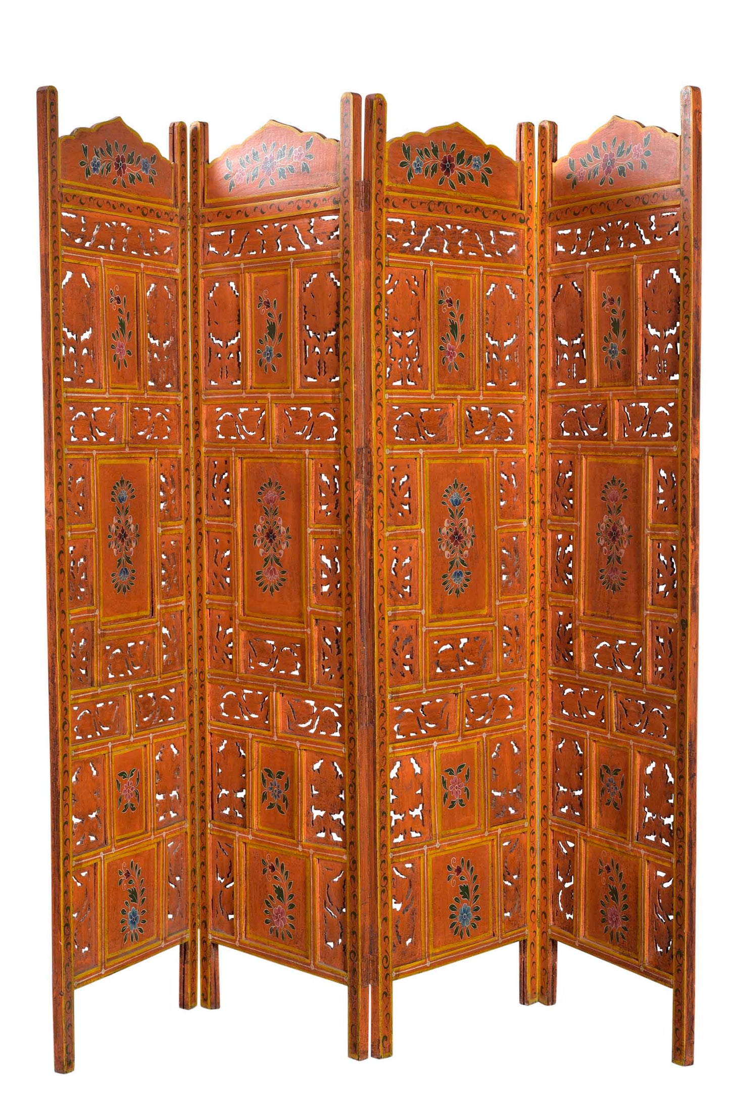 Hölzender Paravent trifft filigrane Kunst