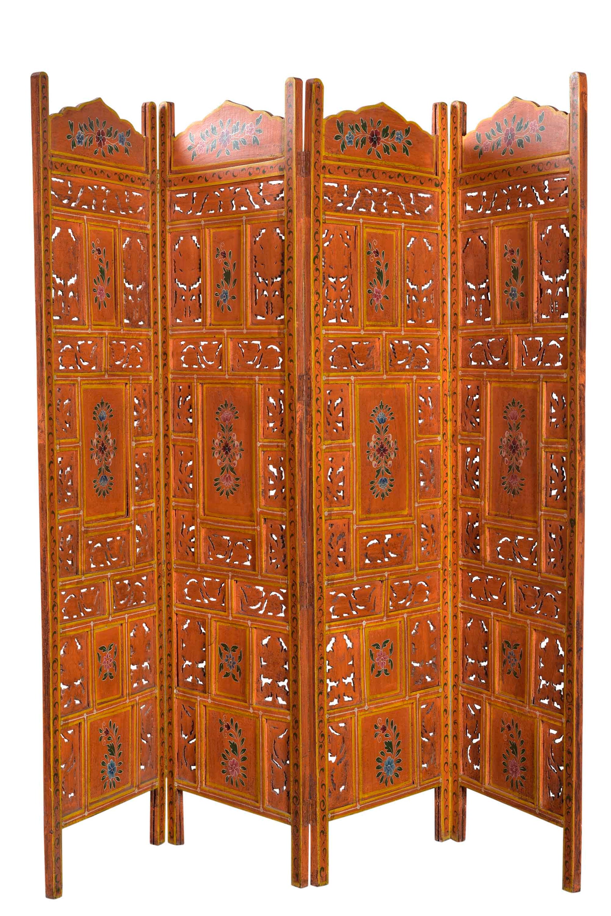 Hölzender Paravent trifft filigrane Kunst