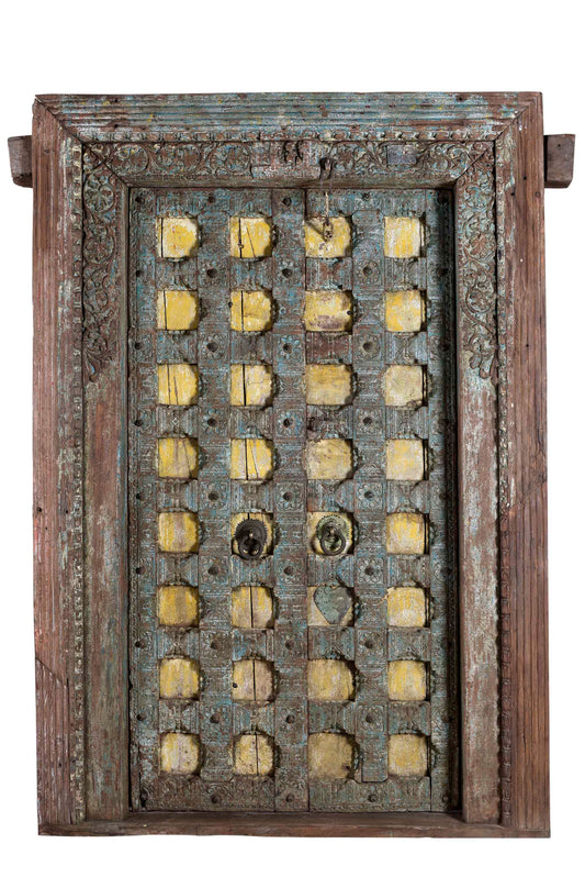 Holzgeschnitzte Tür mit massivem Rahmen