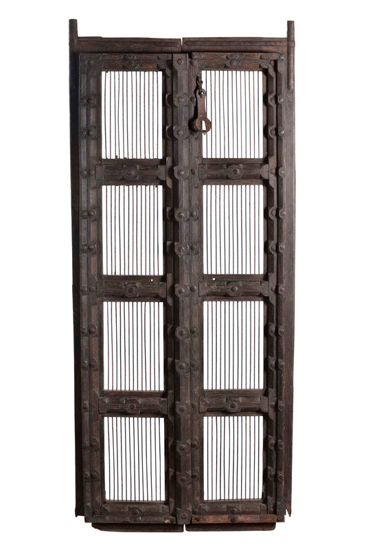 Holzverarbeitete Tür mit eisernen Gitter Elementen